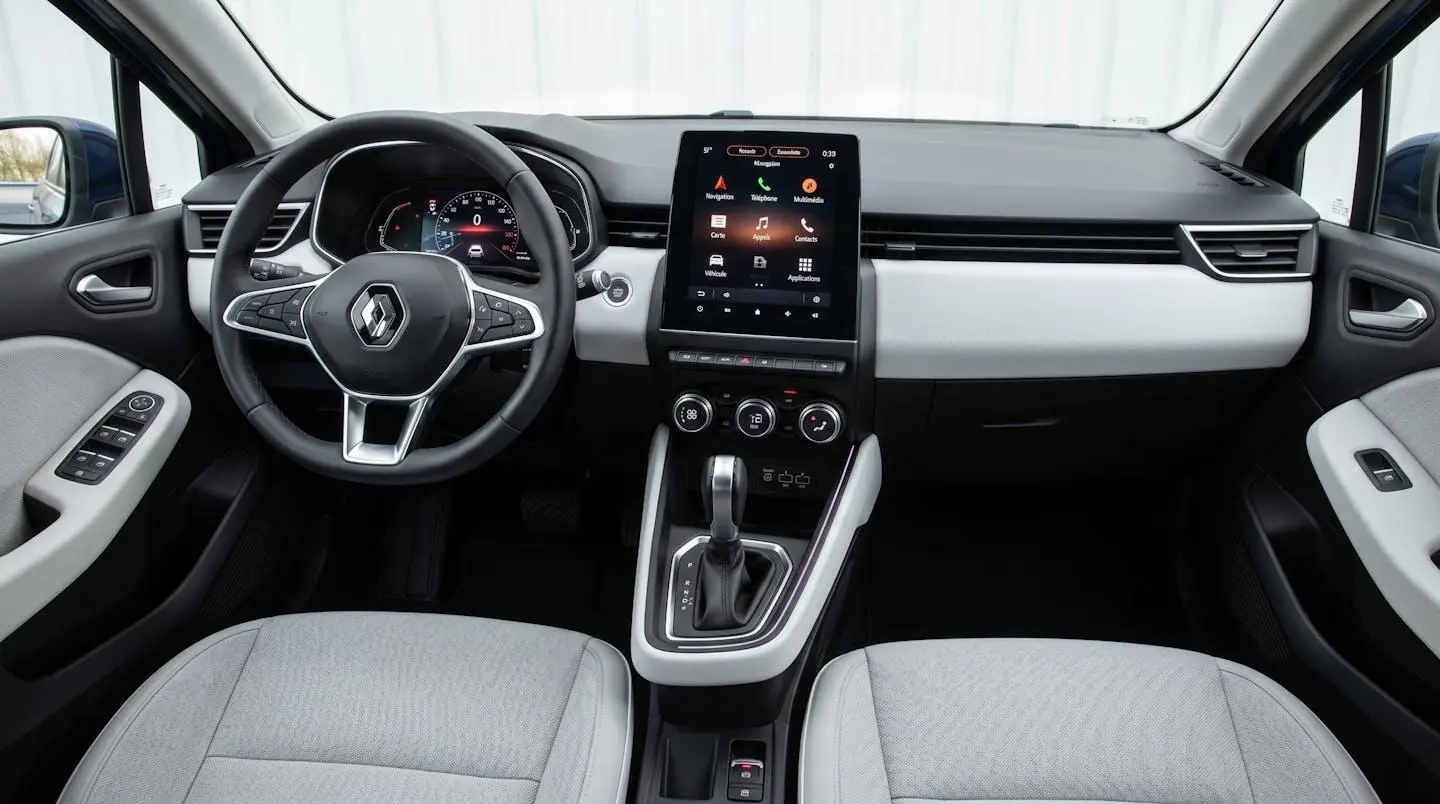 Tableau de bord d'une Renault Clio V montrant l'écran tactile central R-LINK avec interface en français et le combiné d'instrumentation numérique, illustrant les technologies embarquées modernes
